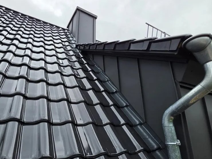 Pr&auml;zise Dacheindeckung mit Metallanschl&uuml;ssen