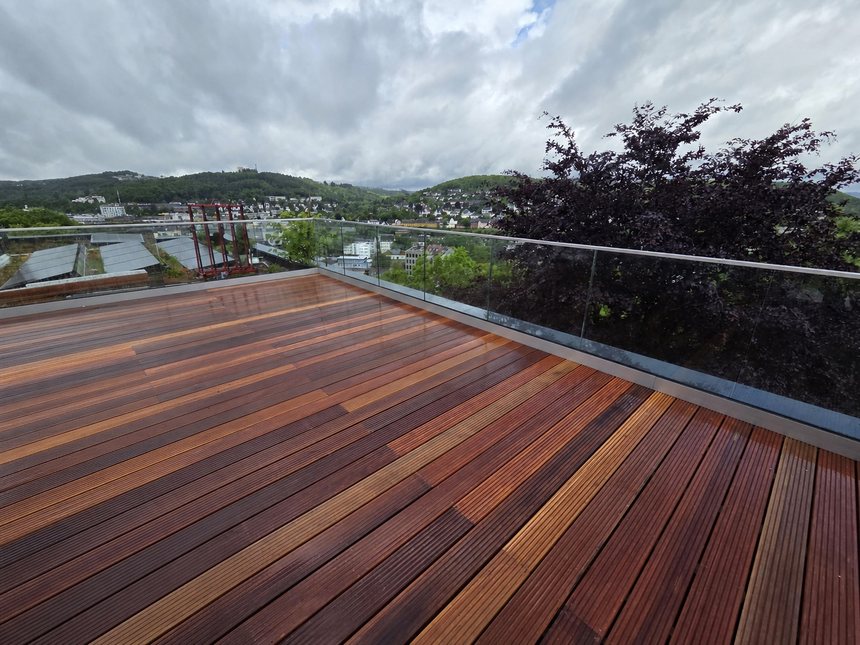 Bangkirai decking with a continuous glass balustrade
