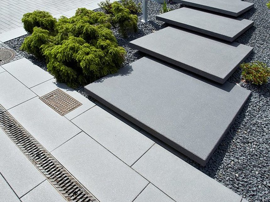 Floating entrance steps of large-format porcelain stoneware with lighting