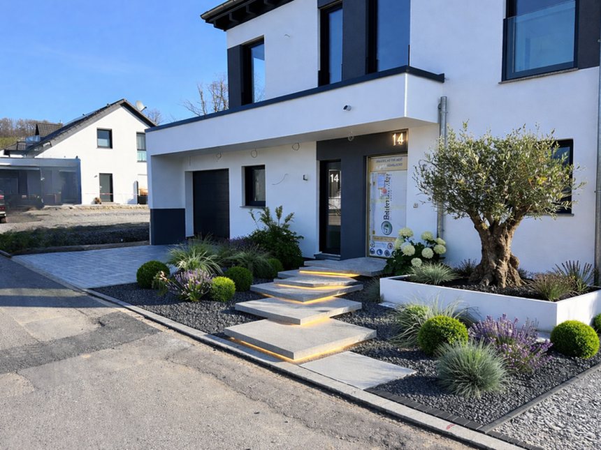 Home with landscaped entrance area