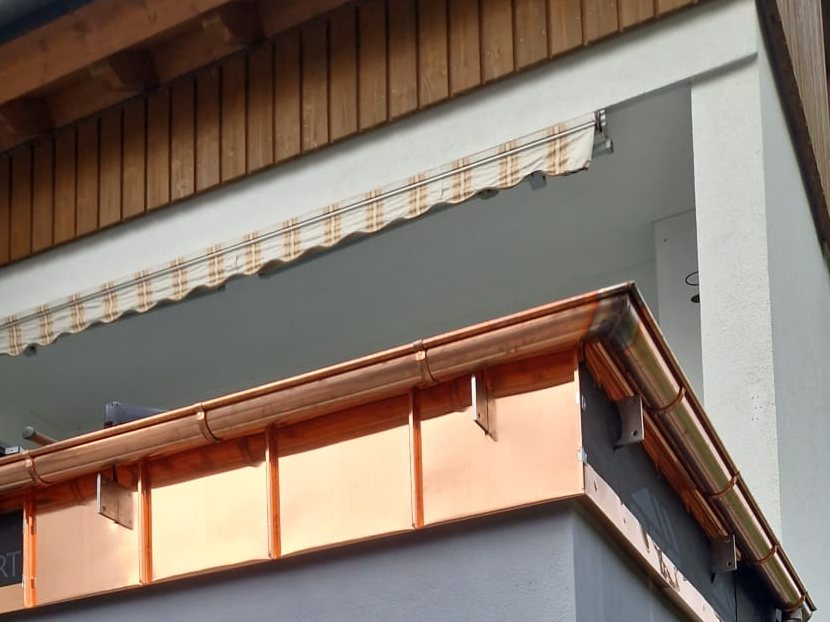 Copper parapet capping, folded and seamed in standing-seam technique