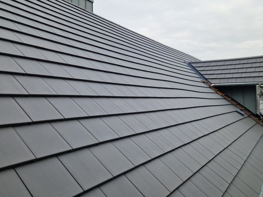 Newly covered roof surface with a clean laying pattern
