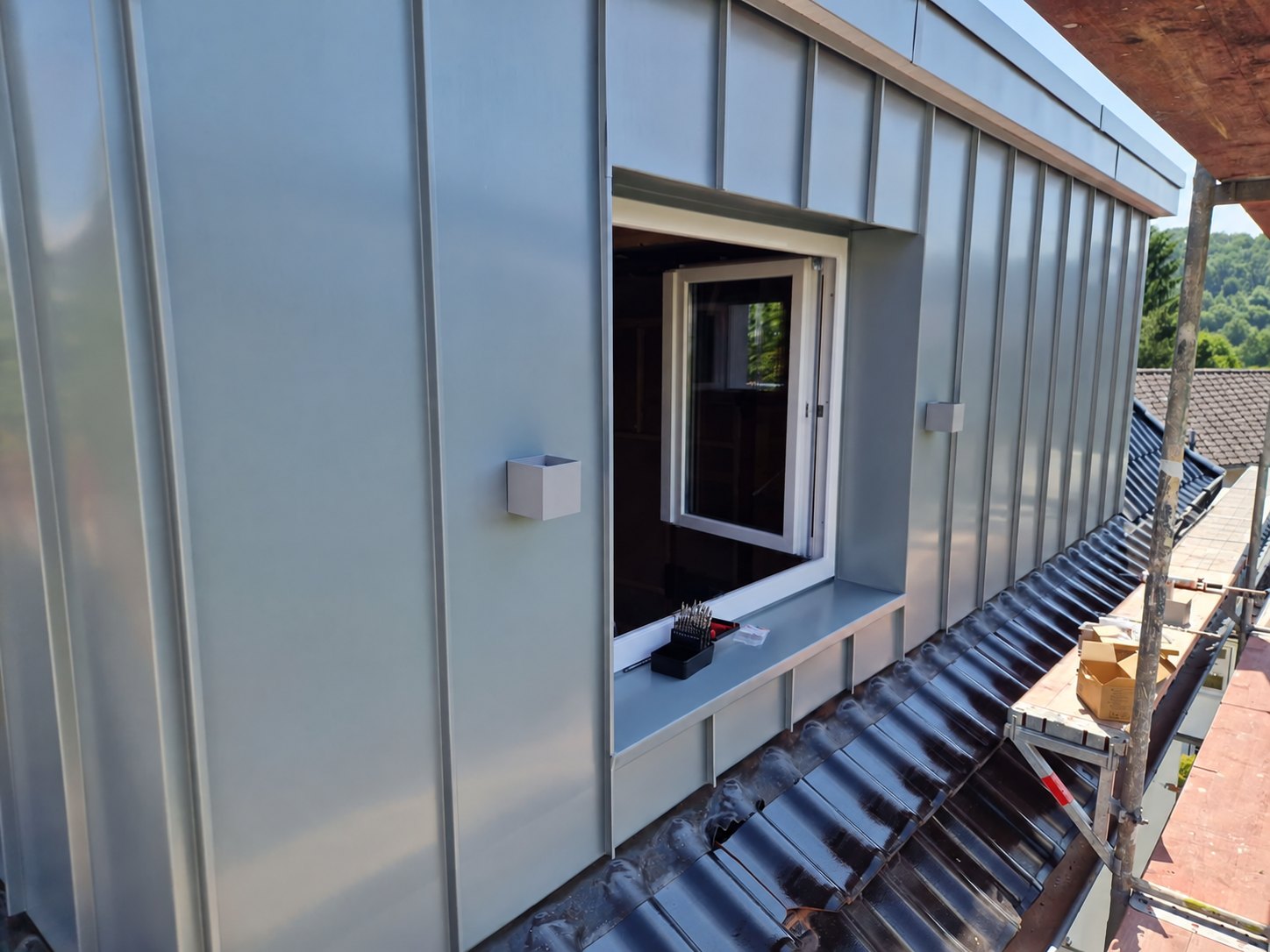 Gaube mit Stehfalz-Verkleidung und neu eingebautem Fenster