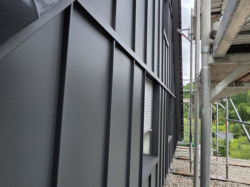 Prefa P10 standing-seam facade in dark grey