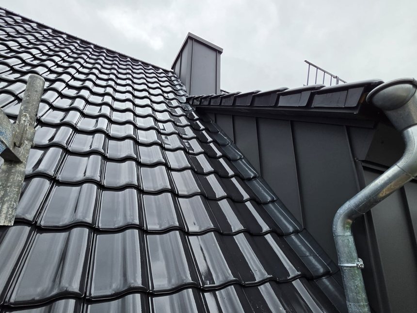 Ridge area with chimney in Prefa P10 standing seam